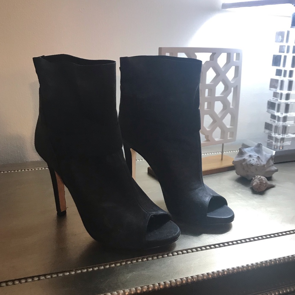 LATITUDE FEMME BLACK SUEDE PEEP TOE